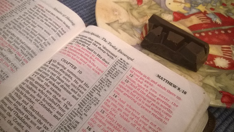 20180309-Matthew-10-Bible-with-Tonys-Chocolonely-cherry-meringue-dark-chocolate